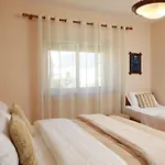 Central Fortuzi Apartment